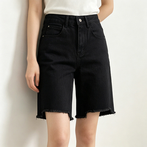 Shorts en jean épais pour femme Huanqiu, style streetwear, noir, bords bruts, design de créateur - Product Image 1