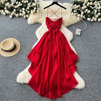 Robe longue asymétrique à volants scintillants pour femme, taille haute avec détail de bretelles de créateur