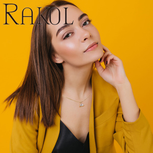 Collana Rakol NP6021 in Acciaio Inossidabile Minimalista con Triangolo e Zirconi, Placcata Oro 18K, Ciondolo Geometrico con Diamanti CZ, <span class=keywords><strong>Terza</strong></span> Collezione Donna - Product Image 5