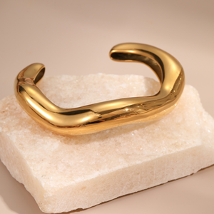 Bracelet en acier titane irrégulier plaqué or véritable 18 carats, avec un sens du design et une sensation haut de gamme, un bracelet ouvert - Product Image 3