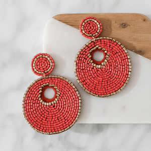 Pendientes ligeros con cuentas y bordados - Product Image 1