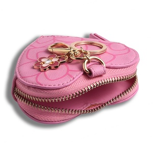 Vente flash - Porte-clés en cuir avec logo personnalisé imprimé, sac vintage rose en forme de cœur - Product Image 6