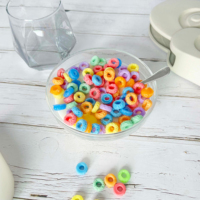 Fruchtige Loop-Müsli-Kerzenschale |   Realistische Sojawachs-Kerze mit 3 Dochten und Metallspatel |   Lustiges Neuheiten-Geschenk für Sommerstimmung