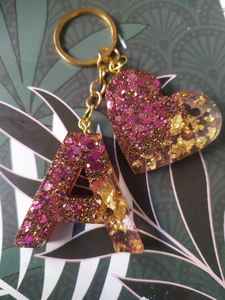 Porte-clés en résine artistique avec des couches de couleurs vibrantes, finition lisse et brillante, accessoire durable pour un usage quotidien et créatif - Product Image 5