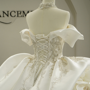 Vestido de Novia Moderno y Glamuroso GT26021, Estilo Princesa, Satinado, Escote Corazón, con Apliques Florales de Cristal y Cola de Capilla - Product Image 6