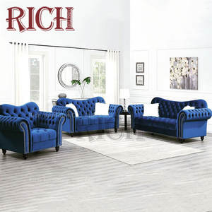أريكة تشيسترفيلد فاخرة لغرفة المعيشة والفنادق، مصنوعة من قماش مخملي عالي الجودة بظهر على شكل جمل، مع تنجيد عميق ومسند للقدمين، مناسبة للفيلات - Product Image 1