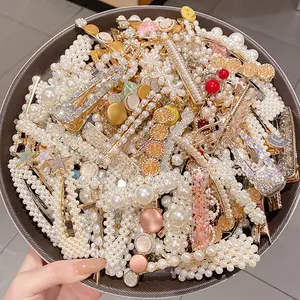 Vente en gros Barrette à la française élégante personnalisée pour femmes Pinces à cheveux coréennes de luxe fantaisie en alliage métallique et perles pour femmes