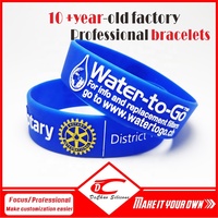 Bracelet en silicone personnalisé en relief avec logo personnalisé Bracelet en caoutchouc large promotionnel avec impression d'encre injectée Bracelet en silicone