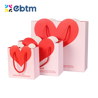 Sac cadeau Ins Style love Logo personnalisé Sac cadeau de mariage en carton rose Sac d'emballage cadeau rouge simple en forme de coeur Sac à main