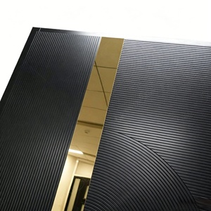 Puerta interior decorativa moderna con incrustaciones doradas acanaladas, puerta interior de madera de alta gama con molduras doradas para proyectos de apartamentos - Product Image 4