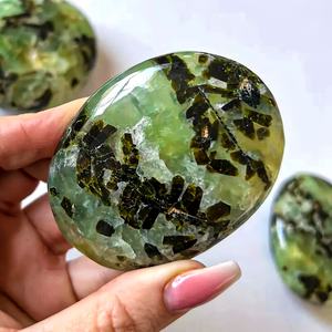 Pierre de préhnite verte naturelle polie, pierre de méditation, cristal de guérison pour le Reiki, l'équilibrage énergétique, vente en gros - Product Image 3