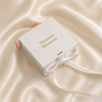 Boîte à bijoux noire de luxe à couvercle rabattable avec ruban imprimé personnalisé pour collier, pendentif, emballage cadeau en carton