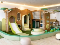 Équipement de terrain de jeu intérieur sur le thème de la forêt personnalisé, maison dans les arbres en bois, piscine à balles avec toboggan, aire de jeux souple pour enfants, parc d'attractions