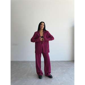 Ensemble veste et pantalon rayés ottomanisés fuchsia pour femme, tissu pleuche, pantalon large, coupe ample - Product Image 2