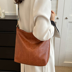 Bolso de Mano Espacioso para Mujer en Diseño Clásico Vintage con Correa Ancha y Cómoda para Usar en Primavera y Verano - Product Image 2