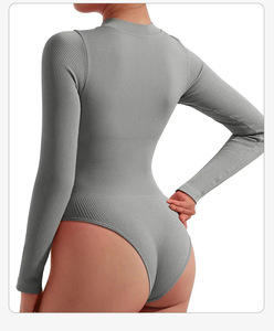 بدلة رياضية نسائية أنيقة مضلعة سريعة الجفاف مع تفاصيل سحاب، تصميم ضيق يبرز الجسم لتعزيز المظهر الأنيق - Product Image 5