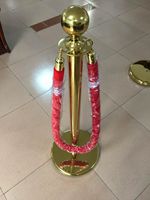 Poteau de délimitation rond doré brillant avec corde en velours rouge pour événements de cérémonie et tapis rouge