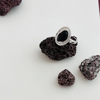 Bague ouverte minimaliste rétro avec pierre noire et détail géométrique pour femme, finition métal antique, bijou ajustable