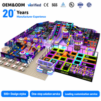 Aire de jeux intérieure commerciale sur mesure avec thème 3D, toboggan, piscine à balles, parcours d'obstacles et espace de repos parental