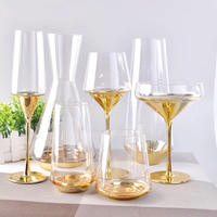 Ensemble de verrerie décorative dorée en gros : carafe, verres à eau, verres à vin, verres à boire, verres à liqueur