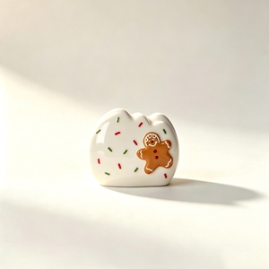 Paire d'égouttoirs à sel miniatures en forme d'homme en pain d'épices avec finition glacée brillante, bordure en glaçage blanc, écharpe en chocolat et <span class=keywords><strong>poche</strong></span> à biscuits – Superbe - Product Image 3