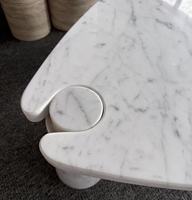 Table basse moderne en marbre blanc de Carrare, sur mesure, avec pieds en pierre brute, écologique, pour la maison, les cafés et les hôtels