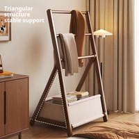 Porte-manteau en bois massif à plusieurs niveaux, structure triangulaire, étagère de rangement, porte-manteau sur pied pour chambre à coucher avec panier de rangement en tissu