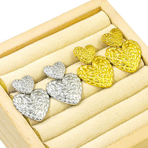 थोक दिल की बनावट वाली सुंदर फैशन ज्वेलरी 18k सोने की प्लेटेड स्टेनलेस स्टील अनियमित स्टड इयररिंग - Product Image 3