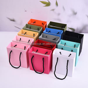 Perruques <span class=keywords><strong>de</strong></span> petits cils <span class=keywords><strong>de</strong></span> luxe personnalisés rouge à lèvres noir mat sacs cadeaux en <span class=keywords><strong>papier</strong></span> brun avec poignées <span class=keywords><strong>de</strong></span> ruban gros-grain - Product Image 5