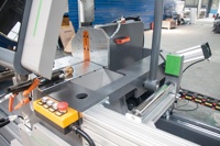 Scie de découpe CNC de précision à double tête pour fenêtres et portes en aluminium à ouverture intérieure