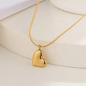 Micci atacado personalizado aço inoxidável banhado 18k ouro simples curvo amor pêssego colar de coração