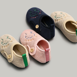 2025 Zapatillas de algodón <span class=keywords><strong>para</strong></span> niños, nuevas zapatillas de invierno <span class=keywords><strong>para</strong></span> niños, lindas niñas de interior, niños, padres e hijos, zapatos peludos <span class=keywords><strong>para</strong></span> bebés - Product Image 2
