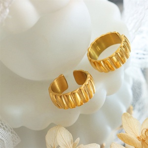 Anillo de Moda con Rayas Chapado en Oro de 18k, Anillo de Acero Inoxidable para Mujer - Product Image 2