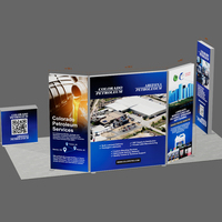 Stand de Exhibición Multipanel con 3 Paneles de Visualización Conectados y Mostrador de Recepción a Juego para Ferias Comerciales de la Industria de Lubricantes y Petróleo