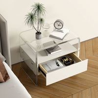 Table de chevet minimaliste moderne en acrylique transparent, bords arrondis doux, pour intérieurs de chambres à coucher de couleur crème
