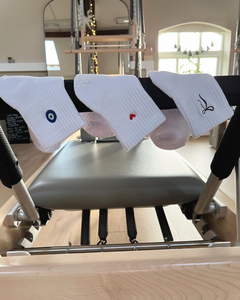 Fabrication <span class=keywords><strong>de</strong></span> chaussettes <span class=keywords><strong>de</strong></span> Pilates brodées <span class=keywords><strong>de</strong></span> conception d'arbre <span class=keywords><strong>de</strong></span> Noël Logo personnalisé Poignées antidérapantes Yoga Danse Ballet Chaussettes blanches Hommes Femmes - Product Image 4