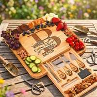 Ensemble de planches à fromage carrées en bambou personnalisées avec couteaux gravés - Cadeau personnalisé pour un anniversaire de mariage - Ensemble de planches à charcuterie