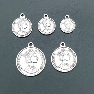 Pendentifs Breloques en Alliage Vintage en Forme de Pièce de Monnaie Rondes Tête de Reine pour Fabrication de Bijoux DIY en Gros - Product Image 2