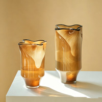 Vase en verre plissé de style français du milieu du siècle, ornement de table vintage de luxe, pour la table à manger et l'aménagement du salon