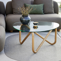 Table basse en verre contemporaine scandinave moderne minimaliste durable avec pieds en métal et plateau en verre trempé pour le salon