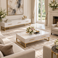 Ensemble meuble TV et table basse WYRAX Jewelry Store Lounge blanc avec dessus aspect marbre, console à trois tiroirs et bases ouvertes dorées