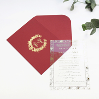 Invitation de Quinceanera imprimée en feuille d'or de couleur rouge foncé Invitation de mariage de luxe en acrylique transparent avec enveloppe