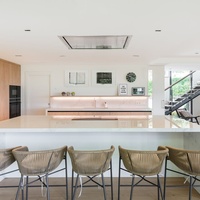 Meuble de cuisine moderne sur mesure en mélamine laquée, avec îlot en marbre, pierre frittée et quartz, et tiroir de rangement compact pour petits espaces