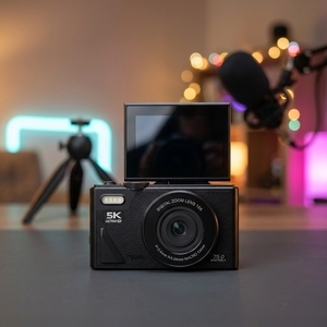 กล้องดิจิตอล Best Choice 5K 75MP หน้าจอพลิกได้ พร้อมไฟ LED เติมแสง 18X AF ควบคุมผ่าน WiFi ด้วยแอพ DC1807 ซูมดิจิตอล 18 เท่า ความละเอียด 1.5K Ultra - Product Image 1