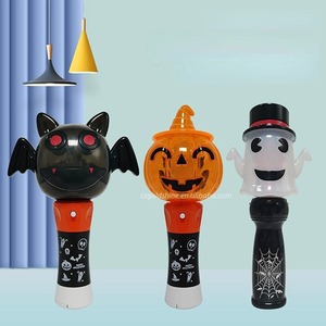 Tête de fantôme d'Halloween rougeoyante et baguette de chauve-souris tournante lumineuse Décorations de fête pour enfants pour les festivités d'octobre - Product Image 1