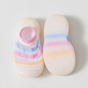 Универсальные детские туфли-носки с гибкой мягкой подошвой в полоску, подходят для стартапов и бизнес-моделей дропшиппинга - Product Image 1