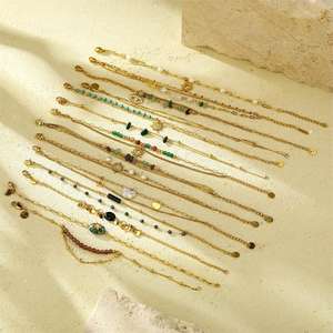 Set di Bracciali Estivi Multistrato Bohémien in Acciaio Inossidabile Placcato Oro con Perline in Pietra Naturale e Ciondoli a Cuore e Sole - Product Image 1