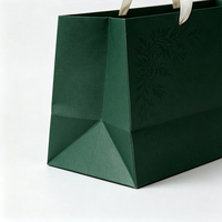 Sacs cadeaux en papier imprimé feuilles vert foncé personnalisés, avec poignées en ruban de satin de luxe, sacs de shopping en gros pour l'emballage de vêtements