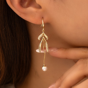 Boucles d'oreilles pendantes en perles à pampilles, forme goutte d'eau dorée, bijoux élégants et raffinés - Product Image 1