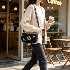 Sac bandoulière à sequins pour femme avec chaîne, motif lettres, style rétro vieilli, sac tendance pour fille branchée - Product Image 1